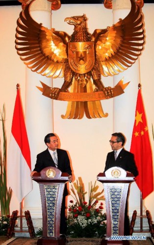 Chinese Foreign Minister Wang Yi (L) and his Indonesian counterpart Marty Natalegawa attend a press conference after their meeting in Jarkata, Indonesia, May 2, 2013. (Xinhua/Jiang Fan) 