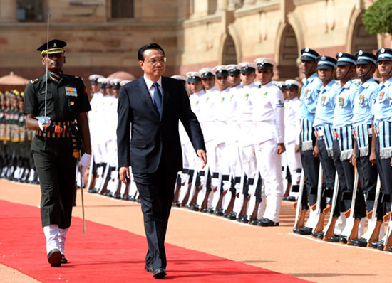 Premier Li Keqiang reviews a guard of honor at the Indian presidential palace in New Delhi on Monday. MA ZHANCHENG / XINHUA