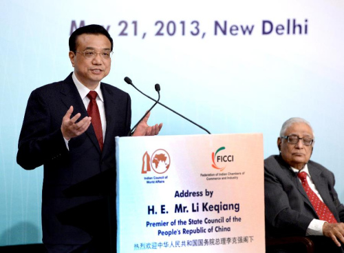 Chinese Premier Li Keqiang (L) delivers a speech at the Indian Council of World Affairs in New Delhi, India, May 21, 2013. China and India have vast room for further cooperation and both countries should seize new opportunities to advance their strategic ties, visiting Chinese Premier Li Keqiang said here Tuesday. (Xinhua/Ma Zhancheng)
