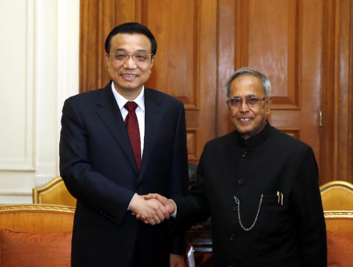 Chinese Premier Li Keqiang (L) meets with Indian President Pranab Mukherjee in New Delhi, India, May 21, 2013. (Xinhua/Ju Peng)