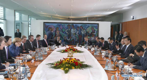 Chinese Premier Li Keqiang (3rd, R) holds talks with German Chancellor Angela Merkel(3rd, L) in Berlin, capital of German, May 26, 2013. (Xinhua/Ju Peng)
