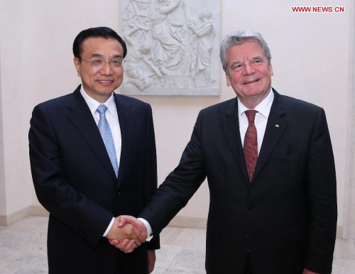 Chinese Premier Li Keqiang (L) meets with German President Joachim Gauck in Berlin, capital of Germany, May 26, 2013. (Xinhua/Pang Xinglei)