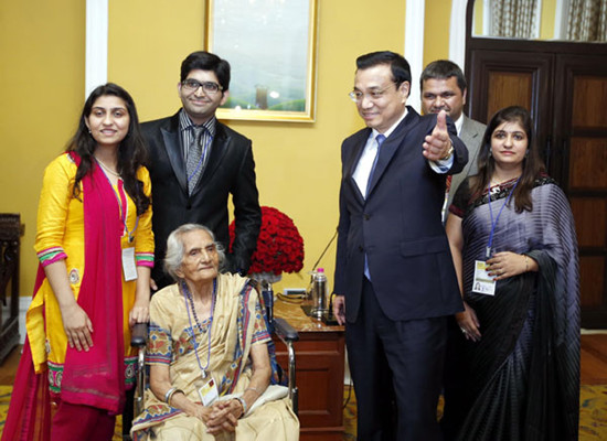 Li meets the relatives of late Indian doctor Dwarkanath Kotnis in Mumbai on May 21, calling the doctor a real friend to China. Dr Kotnis treated injured Chinese soldiers during World War II and stayed in China until his death. Ju Peng / Xinhua