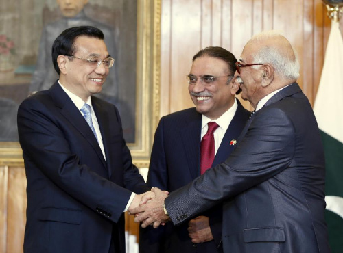 Chinese Premier Li Keqiang (L) meets with Pakistani President Asif Ali Zardari (C) and interim Prime Minister Mir Hazar Khan Khoso in Islamabad, Pakistan, May 22, 2013. (Xinhua/Ju Peng)