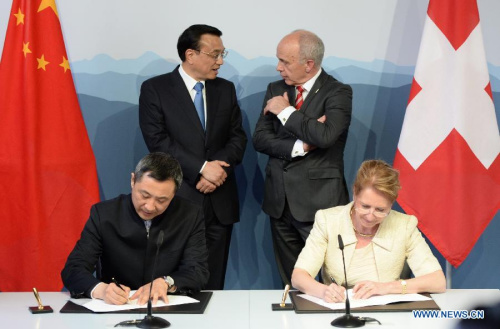 Chinese Premier Li Keqiang (L, back) and Swiss President Ueli Maurer (R, back) attend a signing ceremony after their talks in Bern, Switzerland, May 24, 2013. (Xinhua/Ma Zhancheng)