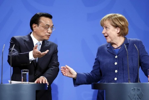 Chinese Premier Li Keqiang (L) and German Chancellor Angela Merkel attend a joint press conference after their talks in Berlin, capital of Germany, May 26, 2013. (Xinhua/Ju Peng) 