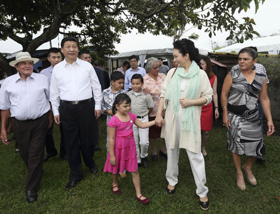 President Xi Jinping and his wife Peng Liyuan visit a rural family in Heredia, Costa Rica, on Monday. Lan Hongguang / Xinhua