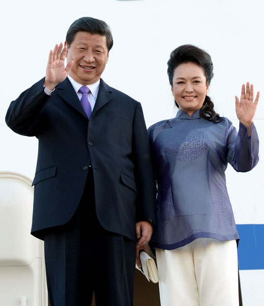 President Xi Jinping and his wife Peng Liyuan arrive in California on Thursday. LAN HONGGUANG / XINHUA