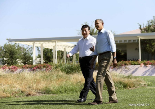 Chinese President Xi Jinping (L) and US President Barack Obama take a walk before heading into their second meeting, at the Annenberg Retreat, California, the United States, June 8, 2013. . (Xinhua/Lan Hongguang)