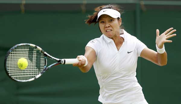 Li Na of China hits a return to Roberta Vinci of Italy during their women's singles tennis match at the Wimbledon Tennis Championships, in London July 1, 2013. [Photo/Agencies]