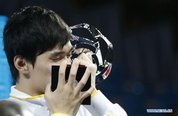 Sun Yang of China kisses the FINA trophy for best male swimmer at the 15th FINA World Championships in Barcelona, Spain, Aug. 4, 2013. (Xinhua/Wang Lili) 