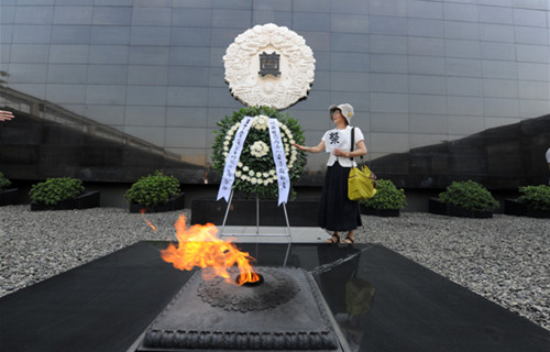 Gathering mourns Nanjing Massacre victims