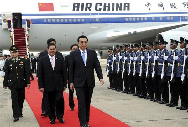 Chinese Premier Li Keqiang (front) arrives at the airport in Bangkok, Thailand, Oct 11, 2013. At the invitation of Thai Prime Minister Yingluck Shinawatra, Li arrived in Bangkok Friday and started an official visit to the country. [Photo: Xinhua]