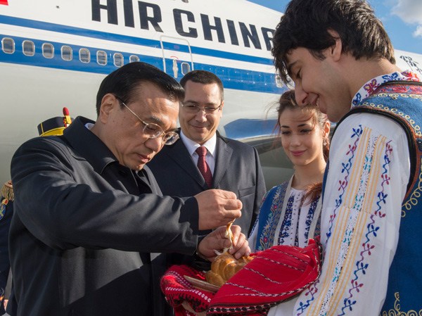 Premier Li Keqiang is offered the traditional welcome of bread and salt upon his arrival in Bucharest, capital of Romania, on Monday. Li is paying an official visit to Romania and will attend a summit with leaders of Central and Eastern European countries.[Photo/Xinhua]