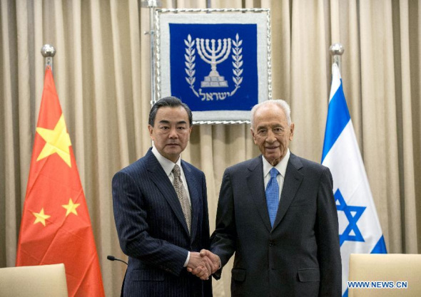 Israeli President Shimon Peres (R) meets with visiting Chinese Foreign Minister Wang Yi in Jerusalem on Dec. 19, 2013. (Xinhua/Li Rui)