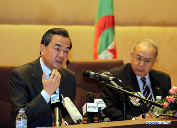 Chinese Foreign Minister Wang Yi (L) and Algerian Foreign Minister Ramtane Lamamra attend a press conference in Algiers, Algeria, Dec. 21, 2013. (Xinhua/Mohamed Qadri)