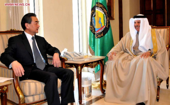 Chinese Foreign Minister Wang Yi (L) meets with Gulf Cooperation Council (GCC) General Secretary Abdullateef Al Zayani in Riyadh, Dec. 25, 2013. Wang underlined Wednesday China's keenness to promote strategic cooperation and ties in all fields with the GCC countries. (Xinhua/Wang Bo)