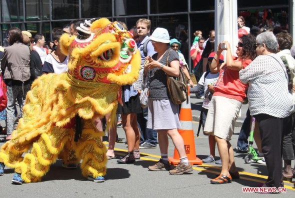 Audience enjoy a lion dance performance during an event celebrating Chinese Lunar New Year in Wellington, New Zealand, Feb 2, 2014. (Xinhua/Huang Xingwei)