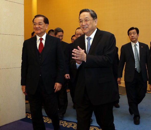 Yu Zhengsheng (front, R), chairman of the National Committee of the Chinese People's Political Consultative Conference, and Kuomintang Honorary Chairman Lien Chan (front, L) attend a cross-Strait forum with deputies from a wide range of sectors in Beijing, China, Feb 19, 2014. (Xinhua/Liu Weibing) 