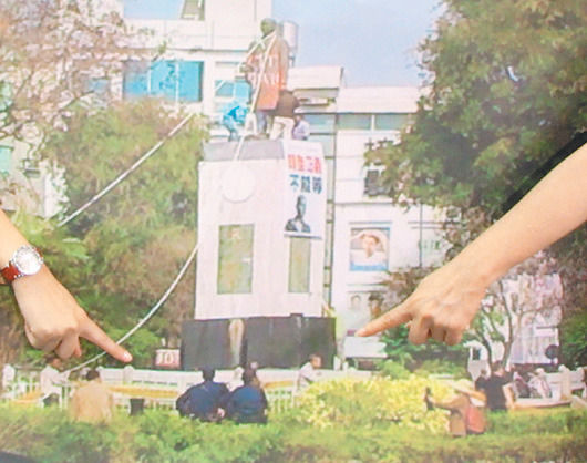 A screenshot shows Dr. Sun Yat-sen's statue in Tainan City is being pulled down by supporters of Taiwan independence on Tuesday. (Photo source: Chinanews.com)