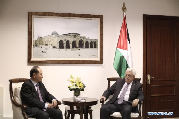 Chinese special envoy to the Middle East Wu Sike (L) meets with Palestinian President Mahmoud Abbas at his Office in the West Bank city of Ramallah on March 9, 2014. (Xinhua/Fadi Arouri)