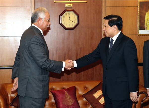 Chinese special envoy Zhang Yesui met with Malaysian Prime Minister Najib Razak to discuss the flight's disappearance and apparent crashing, on March 26, 2014. [Photo/Xinhua]