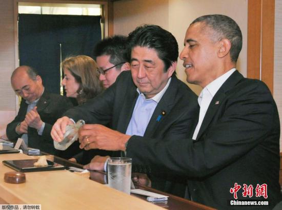 Visiting US President Barack Obamaon dines with Japanese Prime Minister Shinzo Abe at a sushi restaurant in Tokyo on Thursday. [Photo / Chinanews.com] 