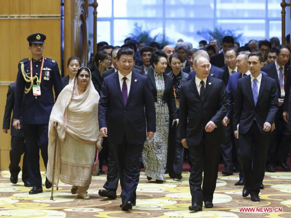 Chinese President Xi Jinping, his wife Peng Liyuan and guests attending the fourth summit of the Conference on Interaction and Confidence Building Measures in Asia (CICA) enter a banquet hall at the Shanghai International Conference Centre in Shanghai, May 20, 2014. Xi held a welcome banquet for guests attending the 4th CICA summit. (Xinhua/Lan Hongguang)