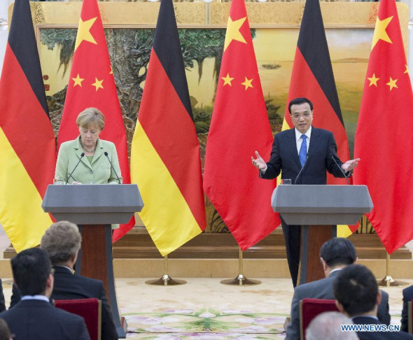 Chinese Premier Li Keqiang (R) and German Chancellor Angela Merkel meet the press after their talks in Beijing, capital of China, July 7, 2014. (Xinhua/Wang Ye)
