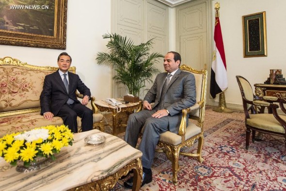 Egyptian President Abdel Fattah al-Sisi (R) meets with visiting Chinese Foreign Minister Wang Yi in Cairo, Egypt, Aug 3, 2014. (Xinhua/Pan Chaoyue)