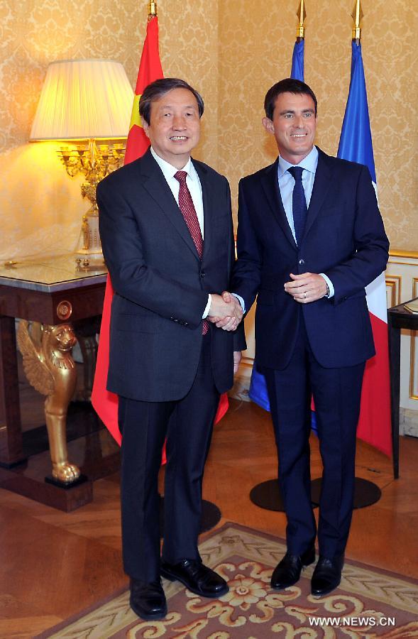French Prime Minister Manuel Valls (R) shakes hands with Chinese Vice Premier Ma Kai in Paris, France, on Sept 15, 2014. French Prime Minister Manual Valls on Monday met with Chinese Vice Premier Ma Kai during the 2nd China-France High-Level Economic and Financial Dialogue in Paris. (Xinhua/Chen Xiaowei) 