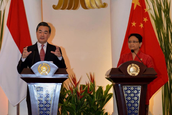 Chinese Foreign Minister Wang Yi (L) and Indonesian Foreign Affairs Minister Retno Lestari Priansari Marsudi attend a press conference after bilateral meeting at Indonesia Foreign Ministry office in Jakarta, Indonesia, Nov. 3, 2014. Wang Yi was on a two-day visit to Indonesia from Nov 2 to 3. (Xinhua/He Changshan)