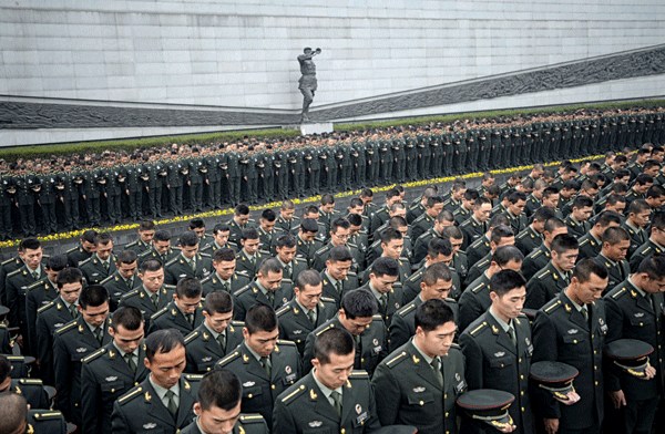 A symbolic total of 1,213 soldiers remember the deaths of Nanjing Massacre victims at the memorial hall on Wednesday. On Dec 13, 1937, the Japanese army occupied Nanjing and killed more than 300,000 Chinese civilians and unarmed soldiers, according to Chinese historical documents. CUI XIAO / FOR CHINA DAILY