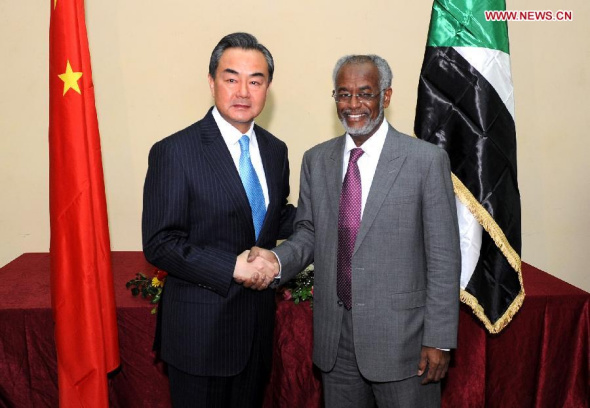 Chinese Foreign Minister Wang Yi (L) meets with his Sudanese counterpart Ali Karti in Khartoum, capital of Sudan, Jan 11, 2015. (Xinhua/Li Ziheng)