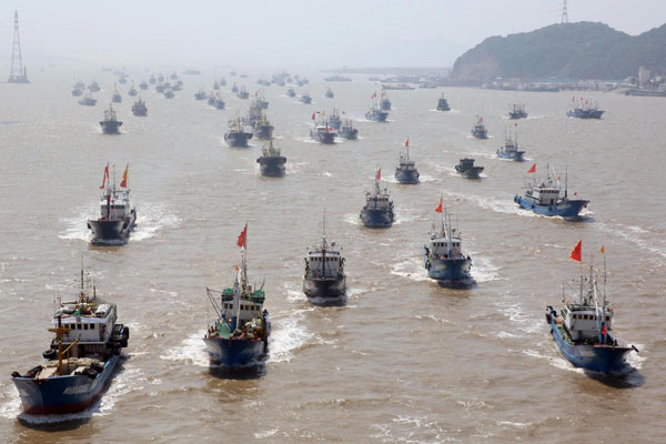 Fishing vessels set out from Shenjiamen Port in Zhoushan city, East China's Zhejiang province, Sept 16, 2013. A total of 3,000 fishing boats in Zhoushan re-started operations on Monday as the three-month fishing ban in East China Sea came to an end. [Photo/Xinhua]