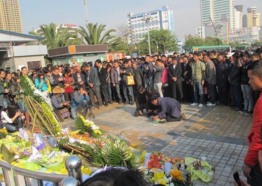 Relatives of victims are overcome with emotion at a wreath laying ceremony on March 7, 2014, at the train station in Kunming, Southwest China's Yunnan province, where 29 people were killed in a terrorist attack on March 1. [Photo by Xue Dan/China Daily]  