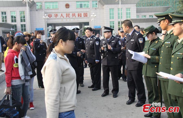 Abducted Vietnamese women are seen at the border of China and Vietnam when they were returned home Jan 22, 2015.[Photo/Ecns.cn]