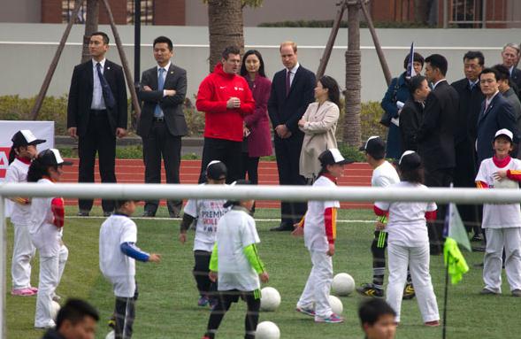 Britain's Prince William watches students undertaking training during a visit to a Premier League training camp at Nanyang Secondary School in Shanghai March 3, 2015. (Photo: for chinadaily.com.cn/Gao Erqiang)