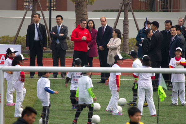 Britain's Prince William watches students undertaking training during a visit to a Premier League training camp at Nanyang Secondary School in Shanghai March 3, 2015. (Photo: Gao Erqiang/for chinadaily.com.cn)