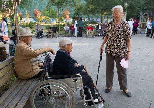 Senior citizens chat at a retirement home in Beijing. (Photo/Xinhua)