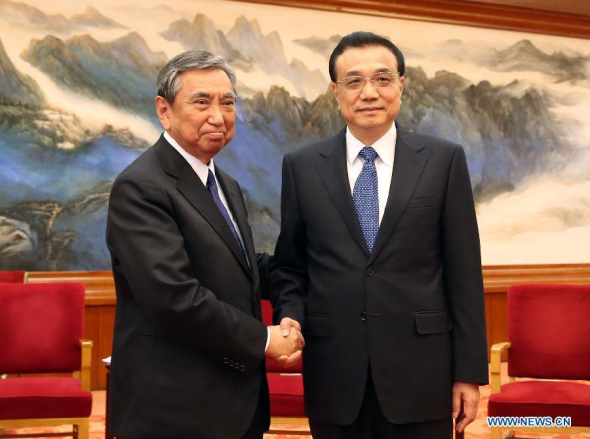 Chinese Premier Li Keqiang (R) meets with Yohei Kono, president of the Japanese Association for the Promotion of International Trade, and a large delegation from Japanese economic circles in Beijing, capital of China, April 14, 2015. (Xinhua/Liu Weibing)