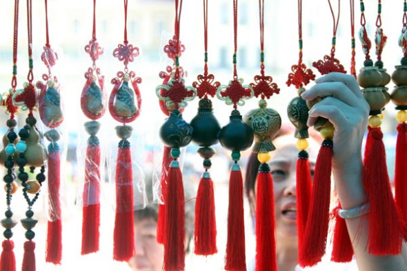 A woman selects souvenirs at a scenic spot in Changsha, Hunan province. [Photo/China Daily] 