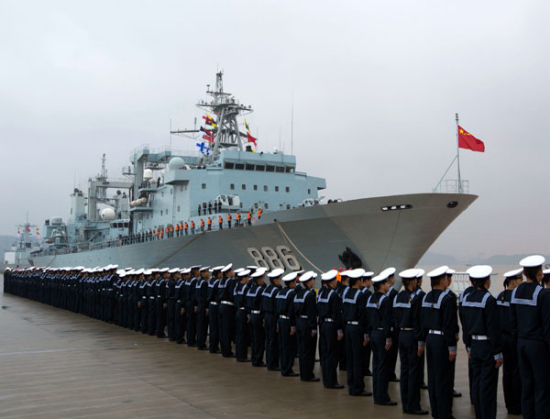 Officers and soldiers see off the supply ship Qiandaohu at the departure of a Chinese navy civil-ship-escorting fleet at a military port in Zhoushan, east China's Zhejiang Province, April 3, 2015.(Photo/Xinhua)