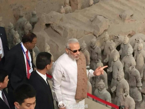 Indian Prime Minister Narendra Modi visits the Terracotta Warriors at Emperor Qinshihuang's Mausoleum Site Museum in Xi'an, capital of Shaanxi province, May 14, 2015. (Photo/Weibo of Xinhua News Agency)