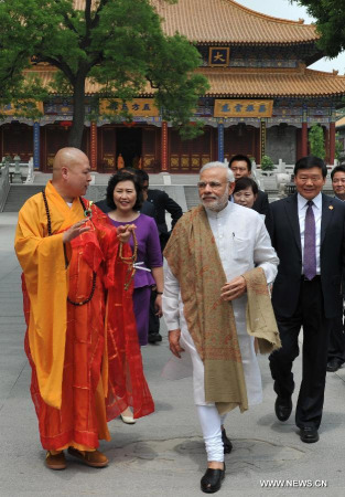 Indian Prime Minister Narendra Modi visits the Daxingshan Temple in Xi'an, capital of northwest China's Shaanxi Province, May 14, 2015. Modi arrived in Xi'an Thursday for an official visit to China. (Xinhua/Ding Haitao)