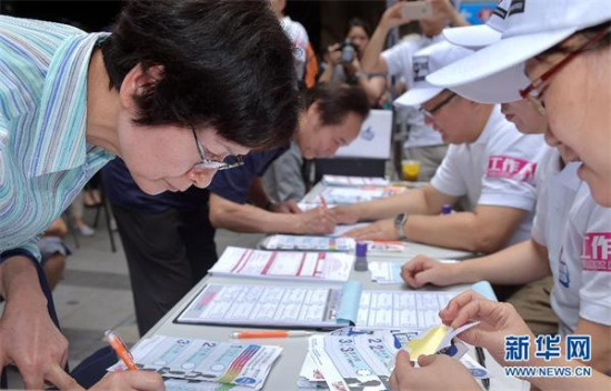 More than 1.2 million residents in Hong Kong signed their names in support of selecting chief executive of Hong Kong Special Administrative Region by universal suffrage in 2017.(Photo/Xinhua) 