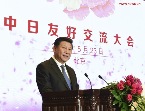 Chinese President Xi Jinping delivers a speech while attending a gathering of more than 3,000 Japanese visitors to support people-to-people exchanges between the two nations in Beijing, capital of China, May 23, 2015. (Xinhua/Li Xueren)