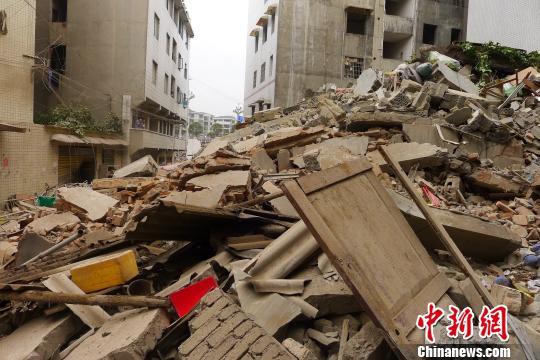 A seven-storey building in Zunyi city, Southwest China's Guizhou province, collapse at midnight, June 10, 2015. (Photo/chinanews.com)