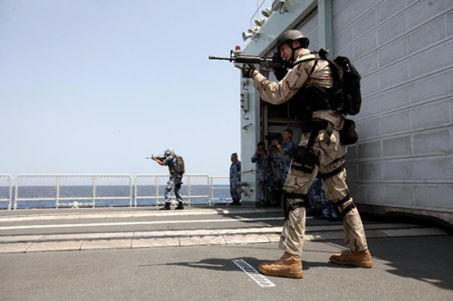 Chinese and US soldiers participate in joint counter-piracy exercise on the missile destroyer Harbin of Chinese navy in the Gulf of Aden, in this Aug 25, 2013 file photo. (Photo/Xinhua)