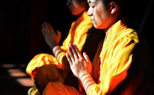 Monks meditate at the Shaolin Temple in Quanzhou, Fujian province, May 17. (Photo/Xinhua)
